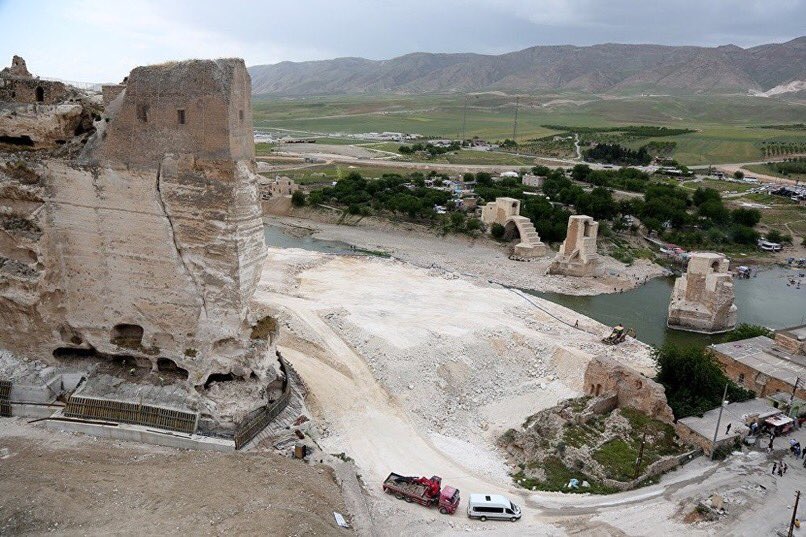 Hasakeyf’te yapılan kazı çalışmalarında dünyada eşine çok az rastlanan 5 katlı mağara mahallesi ortaya çıkarıldı.
Ancak bu yeni keşfedilen arkeolojik alanla beraber 12 bin senelik geçmişe sahip Hasankeyf’in tümü yakında Ilısu Barajı sularına gömülecek!