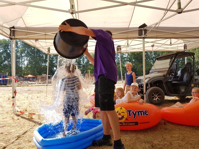 Ook het HarenerWeekblad kwam langs bij het Huttenbouwdorp. Kwestie van precies op het juiste moment op het knopje drukken van je fototoestel, zo'n foto! harenerweekblad.nl/2018/07/27/hut…