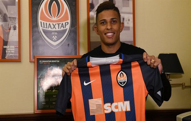 LIGA_NOS_FR's tweet photo. 2 nouvelles recrues pour le @VitoriaSC1922, João Teixeira libéré par Porto signe un contrat de 4 ans.
Dodô latéral brésilien est prêté par le @FCShakhtar. https://t.co/sPWSGR4yEQ
