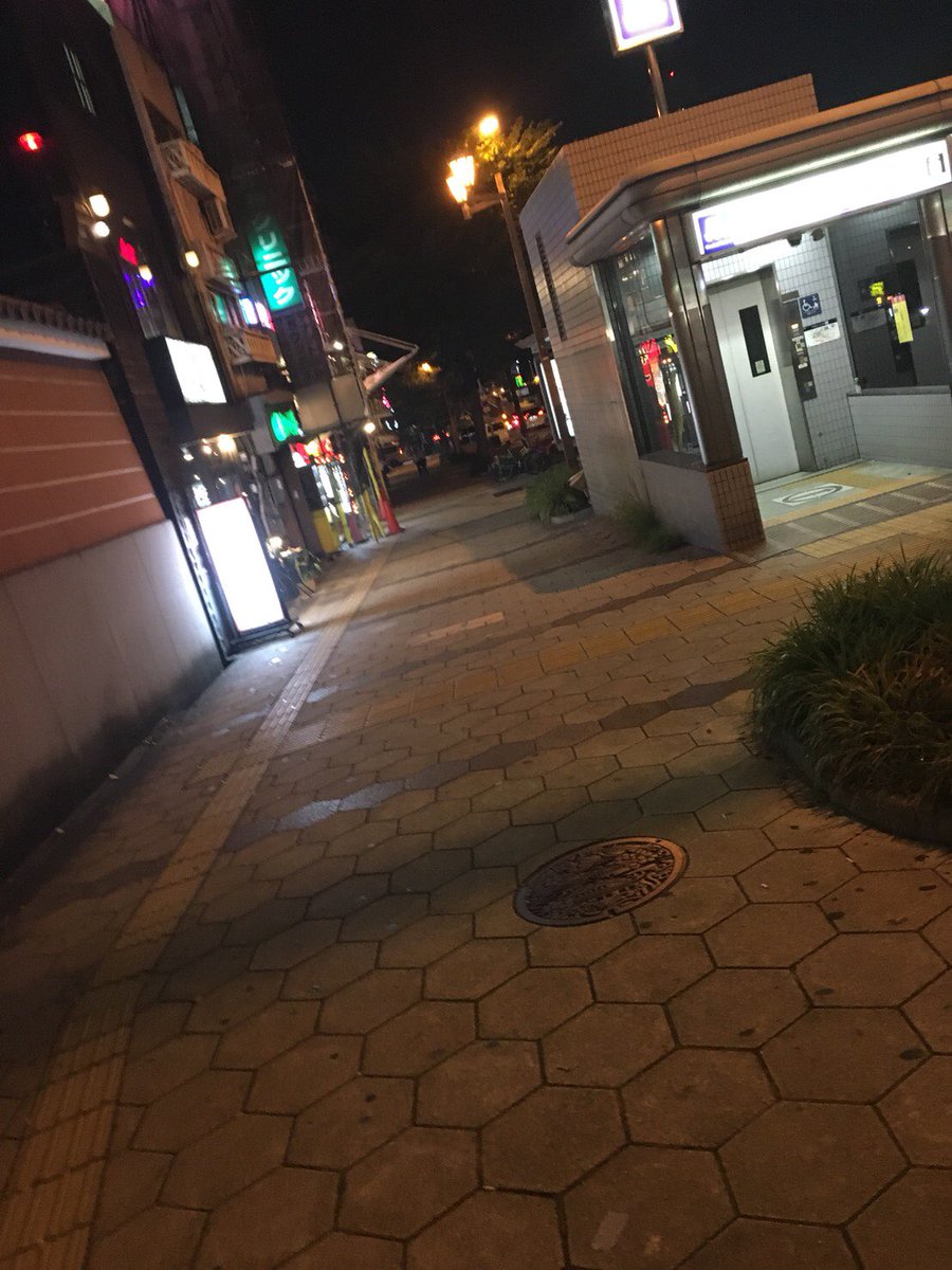 LawLessArea_OBF's tweet photo. 應典院本堂への行き方

①谷町九丁目駅３番出口を出て、
エレベーターを右手にまっすぐ進みます

②進んでいくと、右手側に
大きな道路があります

③写真の大きな柱と「生魂神社」
と書かれた柱を目印に、左に曲がります

④入口が2つありますが、こちらが
お客様にご���場して頂く入口になります https://t.co/6IcaniiHv4