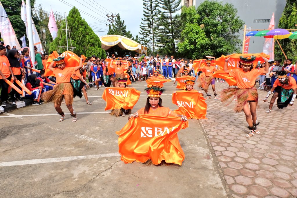 BNI's tweet photo. Meskipun obor sudah meninggalkan BNI Kantor Cabang Sorong, keseruannya gak berhenti sampai disana. Masih ada penampilan tarian nih dari anak-anak SMP dan SMA Sorong. #TorchRelayAsianGames2018 #BNIAsianGames2018 #BNItuDigital #BNI46 #AsianGames2018BNI https://t.co/CiIAef7B6t