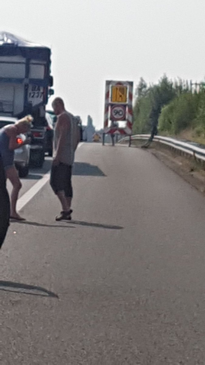 Wat een ellende gisteren# file op de A58 i.v.m. autobrand# mensen werden bevangen door de hitte# na 2 uur stil staan konden wij dan eindelijk ons pad vervolgen😏