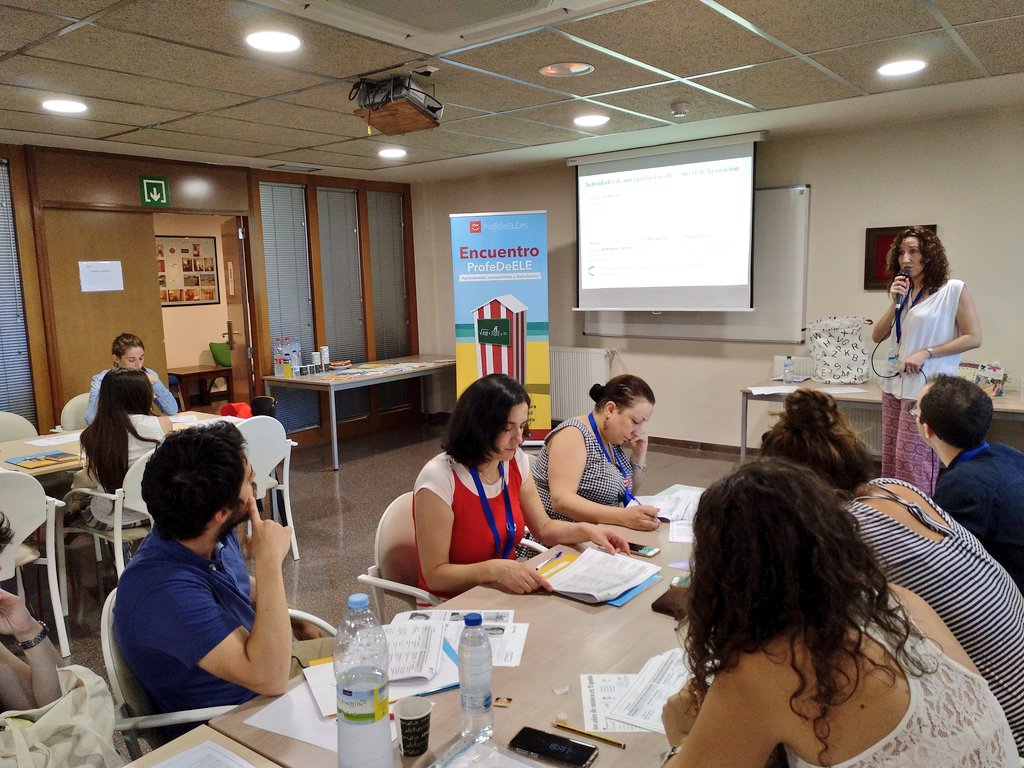 profedeele's tweet photo. Empezamos el día con el taller sobre gramática cognitiva de Blanca Palacio Alegre. #profedeele18 https://t.co/H6vUt66fJj