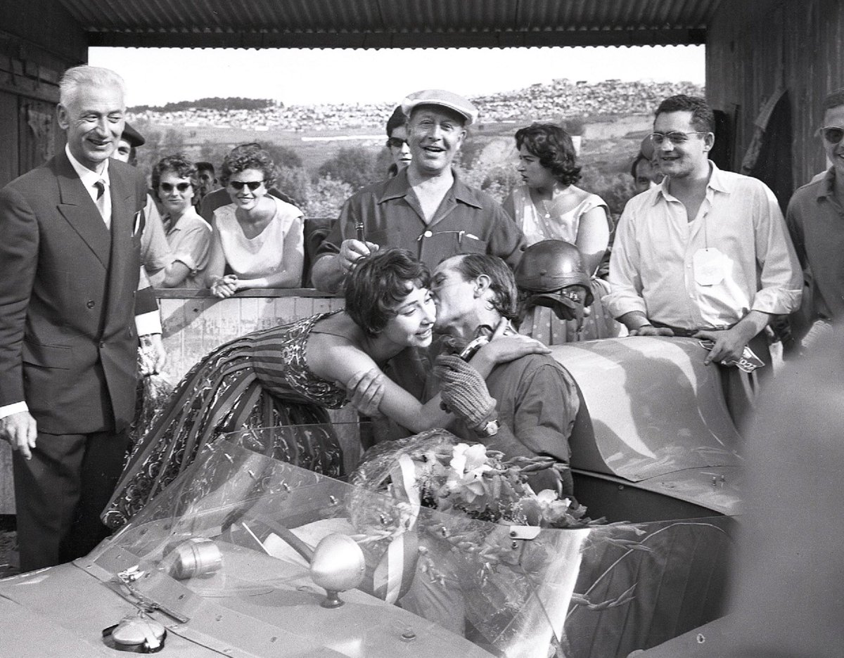Il y a 60 ans, les premières courses sur le circuit de #Charade. Le baiser de la victoire à Maurice Trintignant. #archivesLaMontagne #auto #F2 #grandtourisme #Auvergne