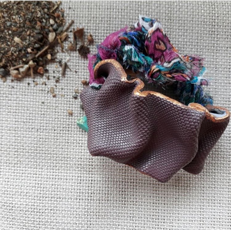 Beyaz kil ile elde şekillendirip akrilik boya ile renklendirdiğimiz ipek kordon ile son dokunuşu yaptığımız benzersiz seramik bileklikler.
Beyaz toprakla vücudunuzdaki negatif elektrikten, stresten uzaklaştığınızı hissedecek doğaya döneceksiniz.
Sipariş 0505 736 05 12