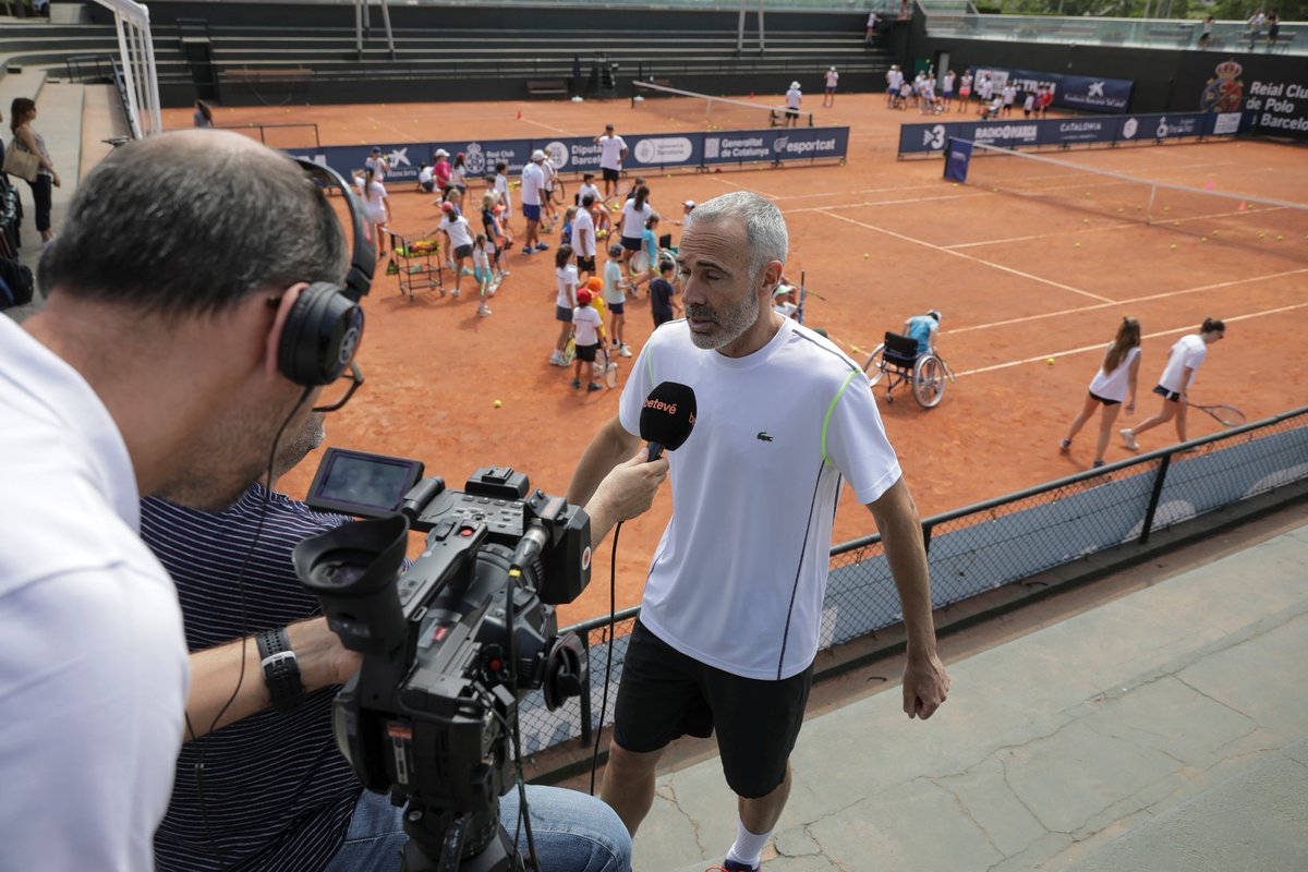 TRAMBcnOpen's tweet photo. El nostre ambaixador, @AlexCorretja74, atenent els mitjans durant aquest 2n TRAM Bcn Open.
Nuestro embajador, Àlex Corretja, atendiendo los medios durante este 2º @TRAMbcnOpen.
Our ambassor, Àlex Corretja, attending media during this 2nd #TRAMbcnOpen. https://t.co/fh952lY3VW