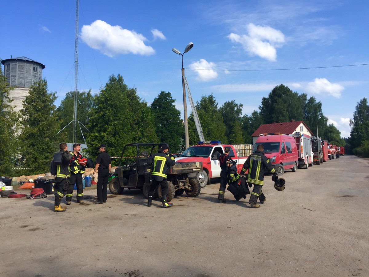 IMilovs's tweet photo. #Stikli Glābēji turpina ugunsgrēka dzēšanas darbus Talsu novadā. @ltvzinas #LTVkamera Izturību @ugunsdzeseji https://t.co/Ny6gbBnnz3