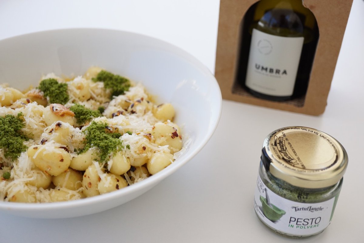 Gnocchis de patata, peperoncino,  UMBRA y pesto liofilizado. 
Una combinación perfecta para disfrutar en casa con los mejores productos. 
#UMBRAesenciadebosque
@almazara_deortegas 
@tartuflanghe 
#comidadefamilia 
#italia