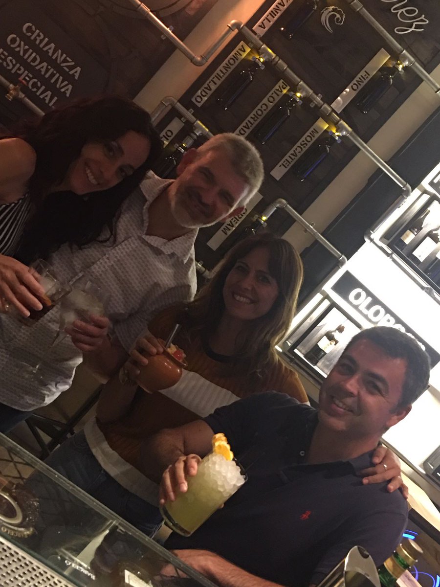 premiergyr's tweet image. Nos encanta que nuestros clientes disfruten con #LaCopaPerfecta en Premier #SherryCocktailBar. ¡Gracias por acompañarnos anoche y mandarnos una fotito del encuentro! #ClientesMolones #SomosPremier #Bar #Sevilla #Ocio