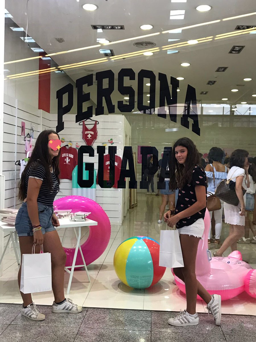 ADctsa's tweet photo. Haciendo cola para la #pgshop @paulagonu @AlexChiner 🤤❤️ https://t.co/8SEjIchEIr
