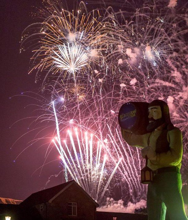 HantsTopDaysOut's tweet photo. Have you seen the epic fireworks at @blackgangchine yet? 🎆🎇 If you haven’t seen them for yourself yet, there’s still time - visit the park every Monday &amp; Wednesday throughout the #summer and celebrate with them for their 175th Birthday Bash! #firewor… https://t.co/86pAzT72rH https://t.co/m5IibIwZv8