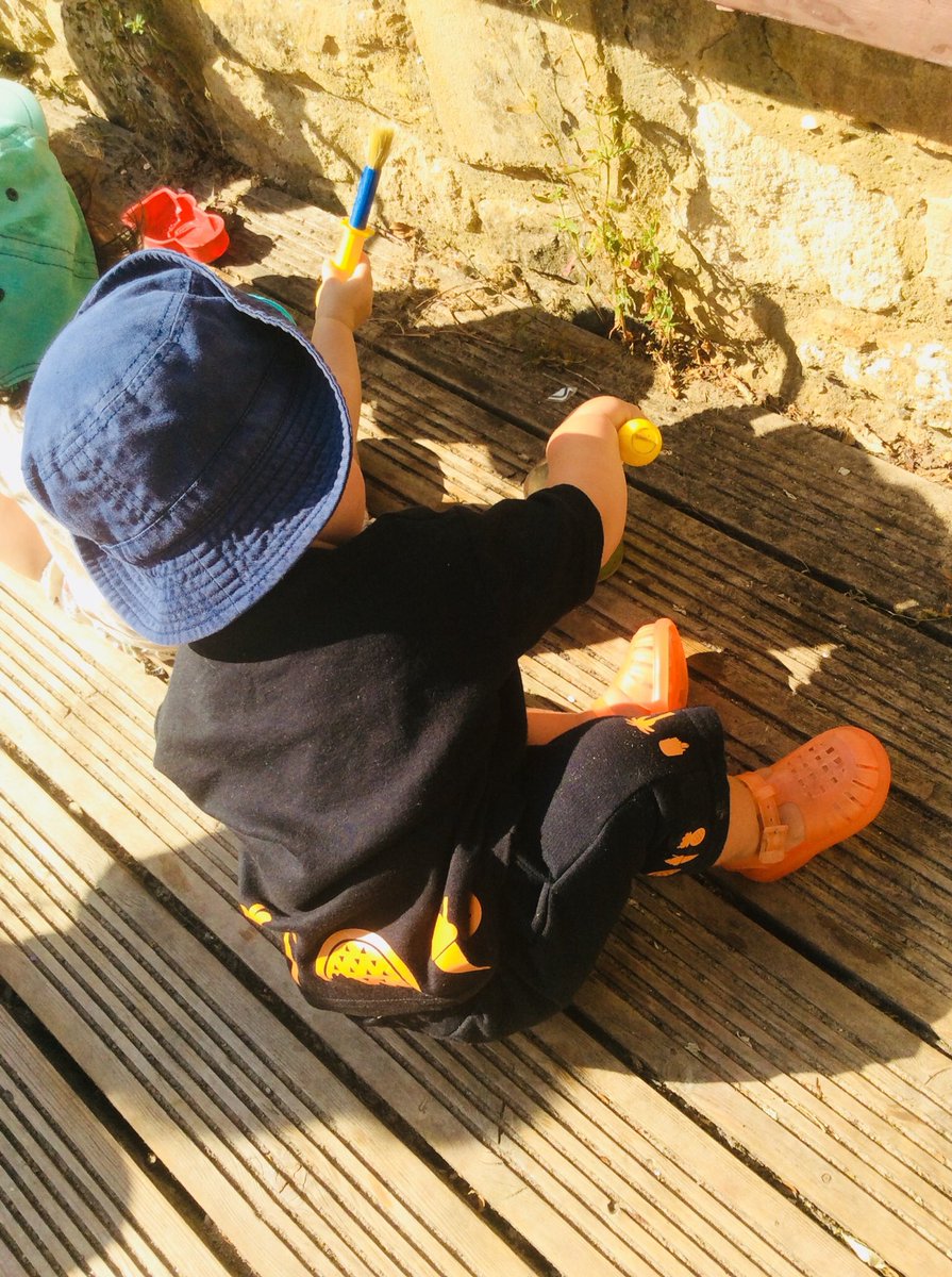 snapgrosvenor's tweet image. Babies were using water to create marks on the blackboard in the garden #finemotorskills #makingmarks #snapsphysical #colouredwater