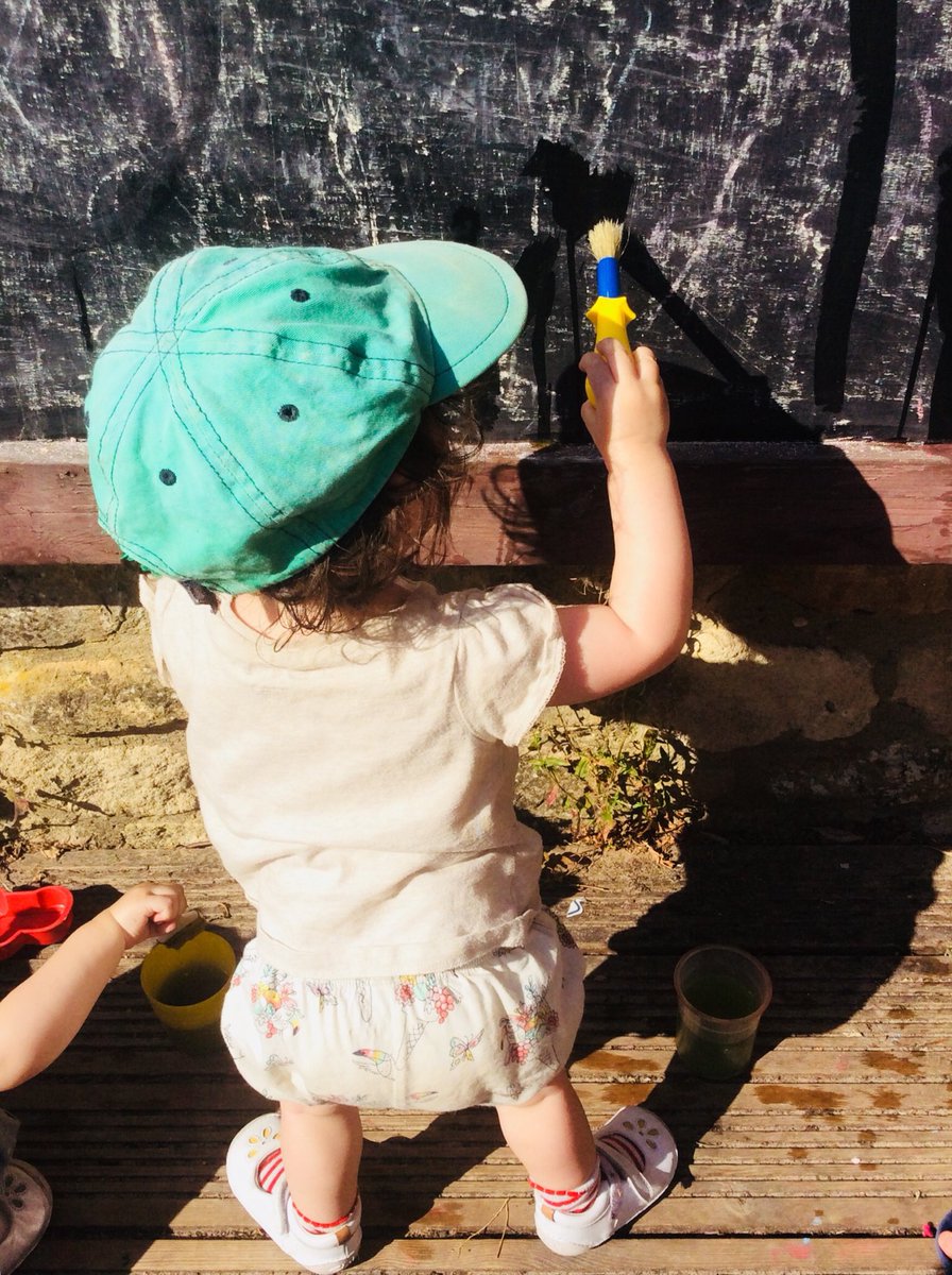 snapgrosvenor's tweet image. Babies were using water to create marks on the blackboard in the garden #finemotorskills #makingmarks #snapsphysical #colouredwater