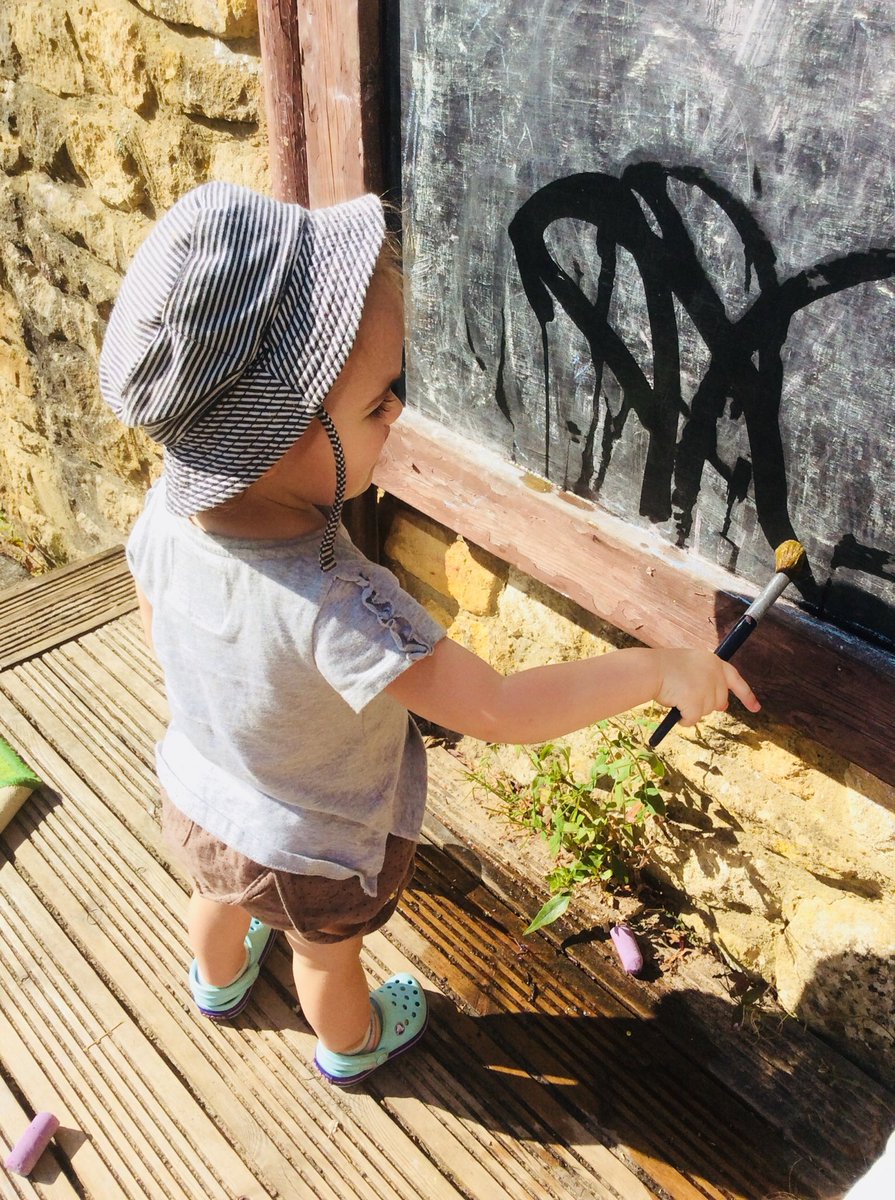 snapgrosvenor's tweet image. Babies were using water to create marks on the blackboard in the garden #finemotorskills #makingmarks #snapsphysical #colouredwater