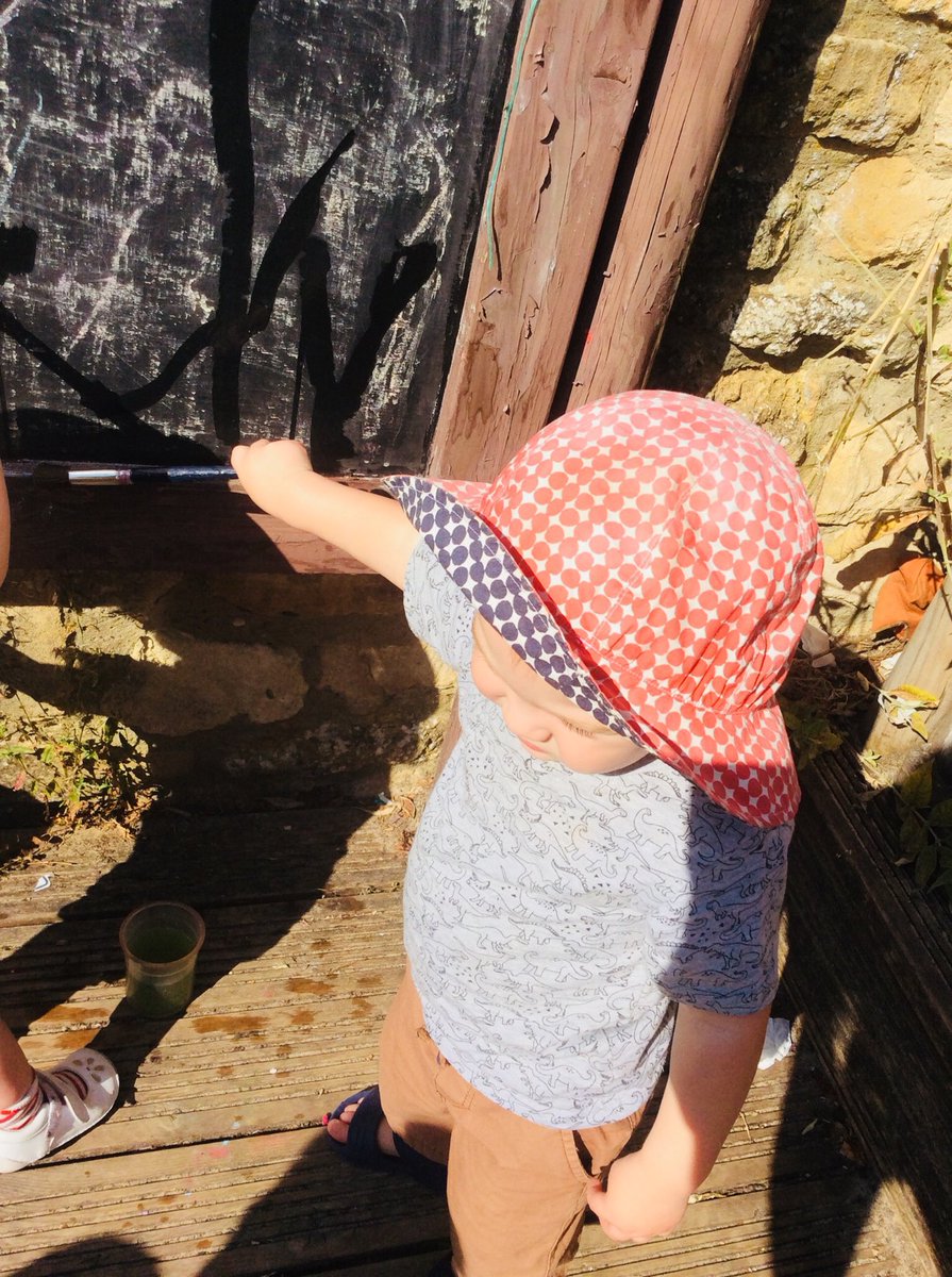 snapgrosvenor's tweet image. Babies were using water to create marks on the blackboard in the garden #finemotorskills #makingmarks #snapsphysical #colouredwater