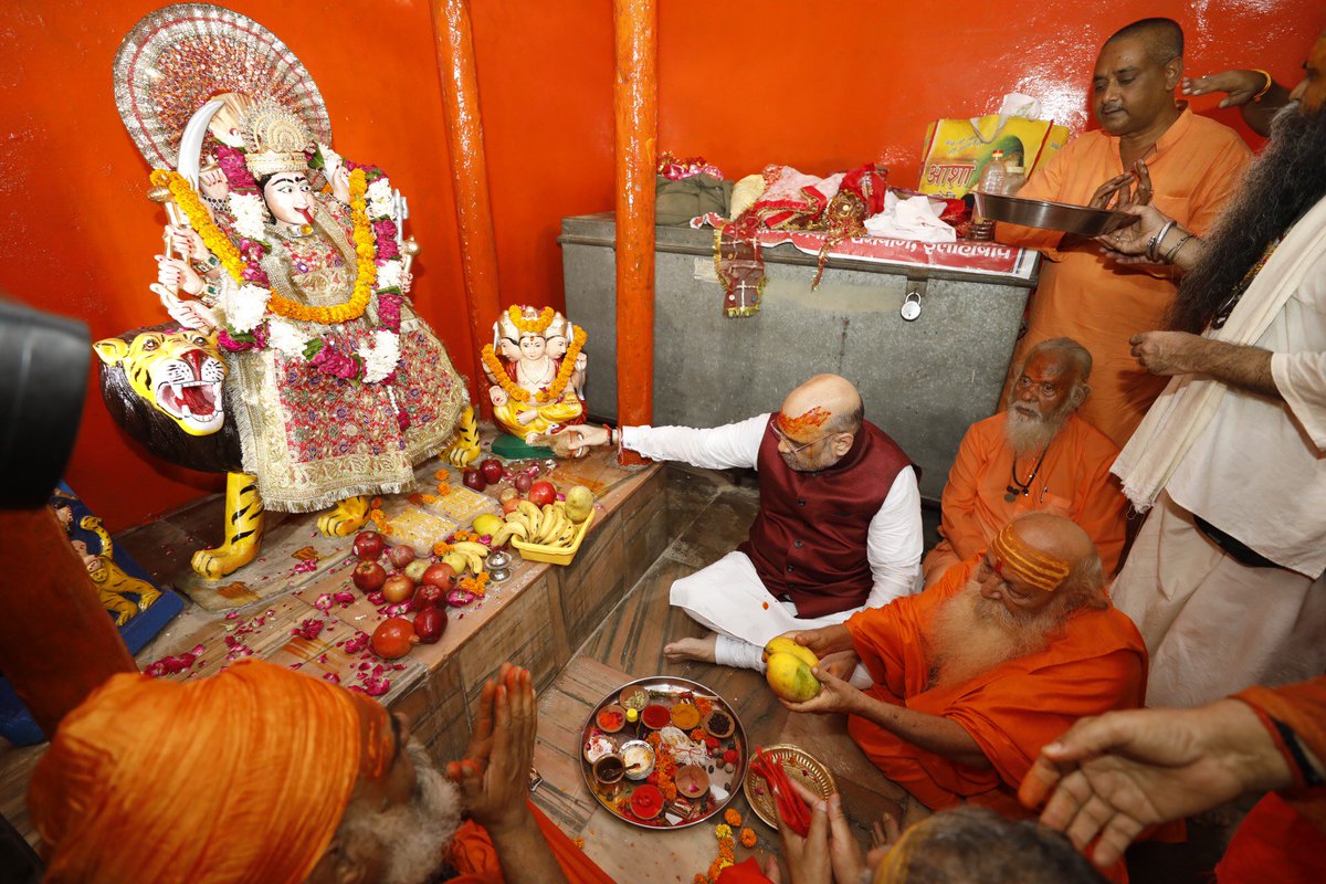 AmitShah's tweet photo. आज कुंभ नगरी प्रयाग में जूना अखाड़े के प्रसिद्ध सिद्धबाबा मौजगिरि मंदिर में दर्शन किये और माँ यमुना के तट पर निर्मित सिद्धबाबा मौजगिरि घाट का उद्घाटन किया। https://t.co/zipy7WLBw0