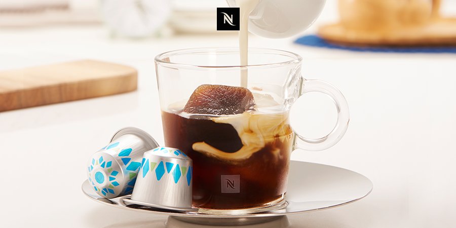 Waar of niet waar? IJs verdunt de smaak van #ijskoffie. Ontdek het antwoord en nog twee andere mythes over ijskoffie: bit.ly/IJskoffiemythes #Nespresso