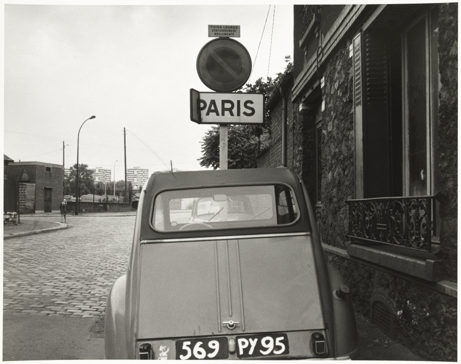 Le 27 Juillet 1990, l’entreprise #Citroën arrête la production de « #2CV ». À cette occasion, découvrez cette #photographie d’Eustache Kossakowski, « Série "6 mètres avant #Paris", rue de la Haie-Coq, Aubervilliers » (1971) pour rendre hommage à cette voiture iconique.