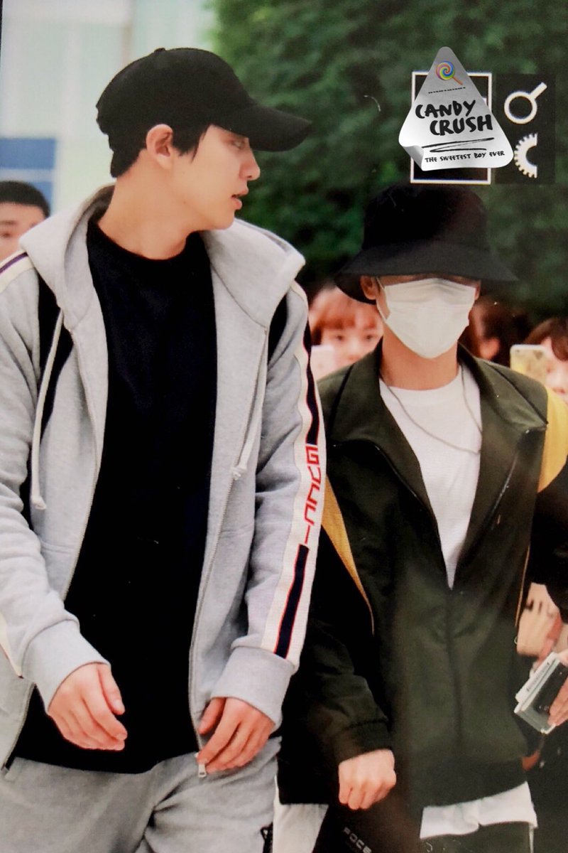 candycrush0506's tweet photo. 180727 GMP airport 갑자기 호다닥 뛰어와서 차녈이 옆에 챡

#백현 #BAEKHYUN #EXO @B_hundred_Hyun @weareoneEXO https://t.co/Nh3F3mEBET