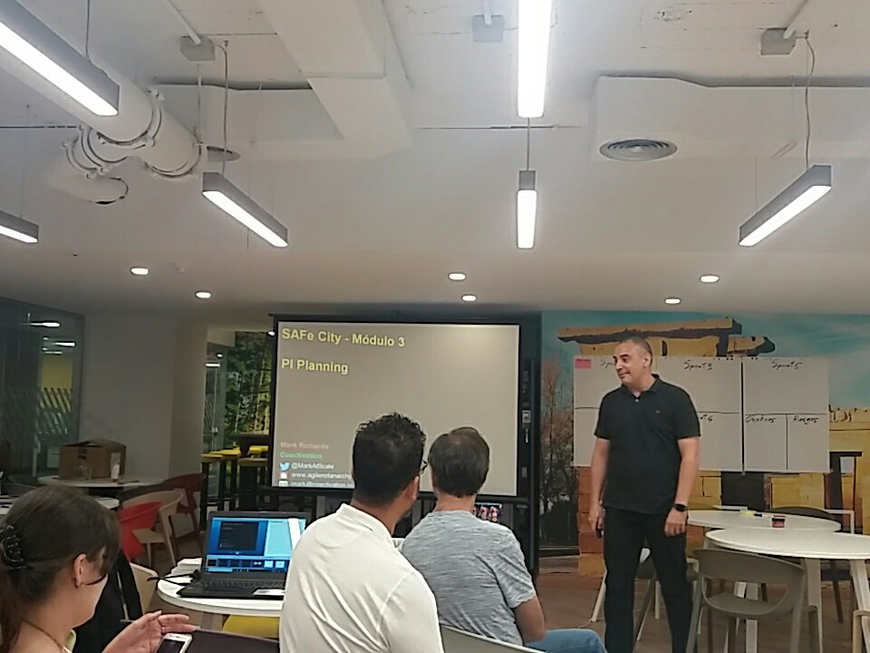 andreinagz's tweet photo. Seguir aprendiendo en el #meetup de #ScaledAgile #SAFEcity de @MarkAtScale con @AlexMenzinsky @agalancarretero gracias #TravelLab @Ryanair_ES https://t.co/3zFprVRI2t
