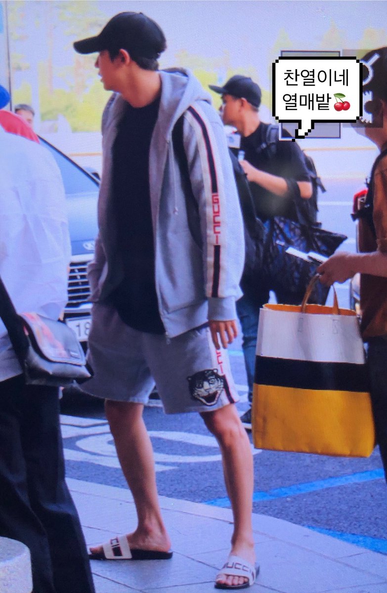 namsomz's tweet photo. ตีมการแต่งตัวชานยอลวันนี้คือ แต่งไปซื้อของเซเว่นหน้าปากซอยบ้านแบบชิลๆยังไงให้คนรู้ว่า กรูรวย!! 555555555555555555555555 https://t.co/qKVtTrr8u4