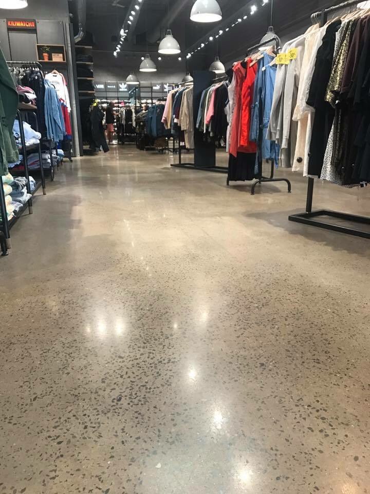 diamsols's tweet photo. Ponçage béton dans une cellule commerciale pour une enseigne nationale de l'habillement.
Coloration du support et finition brillante https://t.co/QPHc6pAw2q