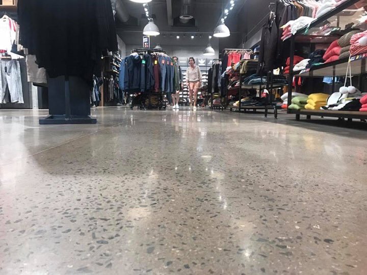 diamsols's tweet photo. Ponçage béton dans une cellule commerciale pour une enseigne nationale de l'habillement.
Coloration du support et finition brillante https://t.co/QPHc6pAw2q
