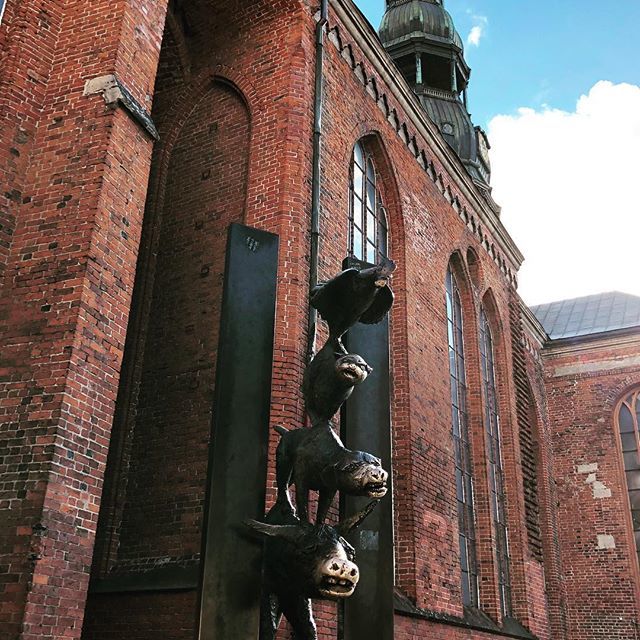 #anotherview - #politicalmonument of #brementownmusicians (donkey, dog, cat and a cock) by Bremen artist #kristabaumgaertel - based on #fairytale of #brothersgrimm - gift to #riga by #bremen in 1990. #bronze musicians are staring through the #ironcurtain… ift.tt/2uUSAEv