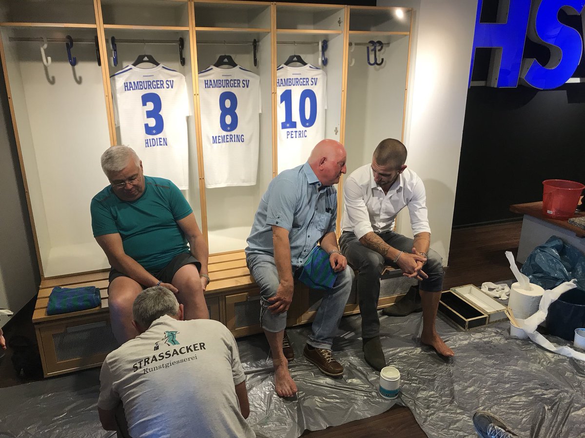 LinneMatt's tweet photo. Die #HSV Helden #Hidien, #Memering und #Petric lassen im Museum des Klubs ihre Fußabdrücke für den „Walk of Fame“ nehmen. https://t.co/fZgltBoF5n