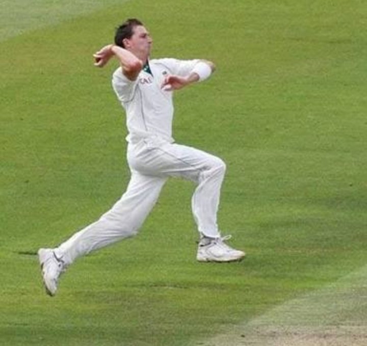 Repentingharis's tweet photo. Pic 1 ~ @DaleSteyn62 ye bhaag ke fekta hai. 

Pic 2 ~ @narendramodi ye fek ke bhagta hai. https://t.co/dY4AJBGBw2
