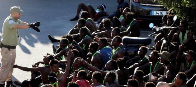 larazon_es's tweet photo. #Inmigración ‼ «Entraron matando. Nos atacaban con cal viva y lanzallamas caseros» https://t.co/nSx7fMPeOI https://t.co/MDR87Dxif9