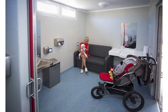 Lai pludmales pieejamības kompleksu varētu izmantot arī vecāki ar mazuļiem, Liepājas Komunālā pārvalde labiekārtojusi vienu no moduļiem. Modulis ir iekārtots tā, lai vecāki varētu netraucēti un ērti pārģērbt un pabarot savus mazuļus liepajniekiem.lv/zinas/sabiedri…