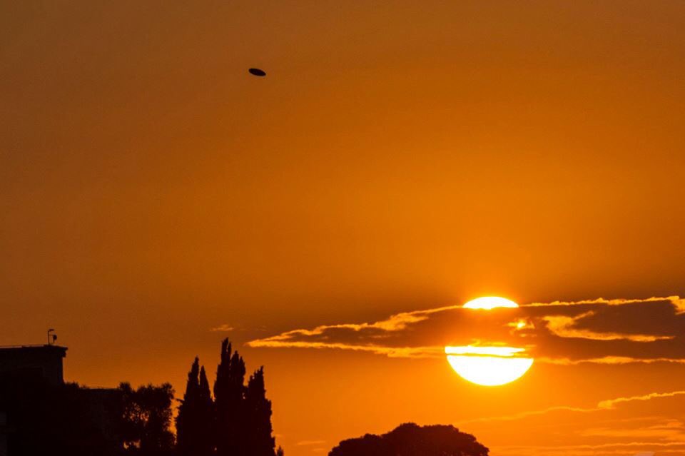 ninolauro's tweet photo. Oggetto non identificato nei cieli di Sorrento... photo by #gianfrancocapodilupo @Agenzia_Ansa @Adnkronos @MediasetTgcom24 @Tg3web @SpecialeTg1 @StudioAperto_ https://t.co/rriZUNV48g