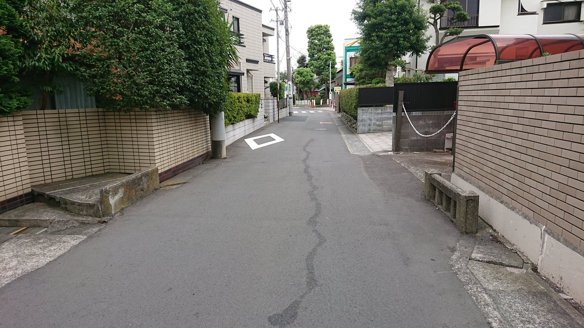昨日通りかかった宿河原の、暗渠と橋跡の芸術的な取り合わせ！
何度も自転車で通っていた道だったのに今回初めて見つけ、その美しさに急ブレーキ！
現地は宿河原幼稚園のそばで、二ヶ領用水の支流、前川堀の暗渠と一本違いの道！ #川崎市 #多摩区