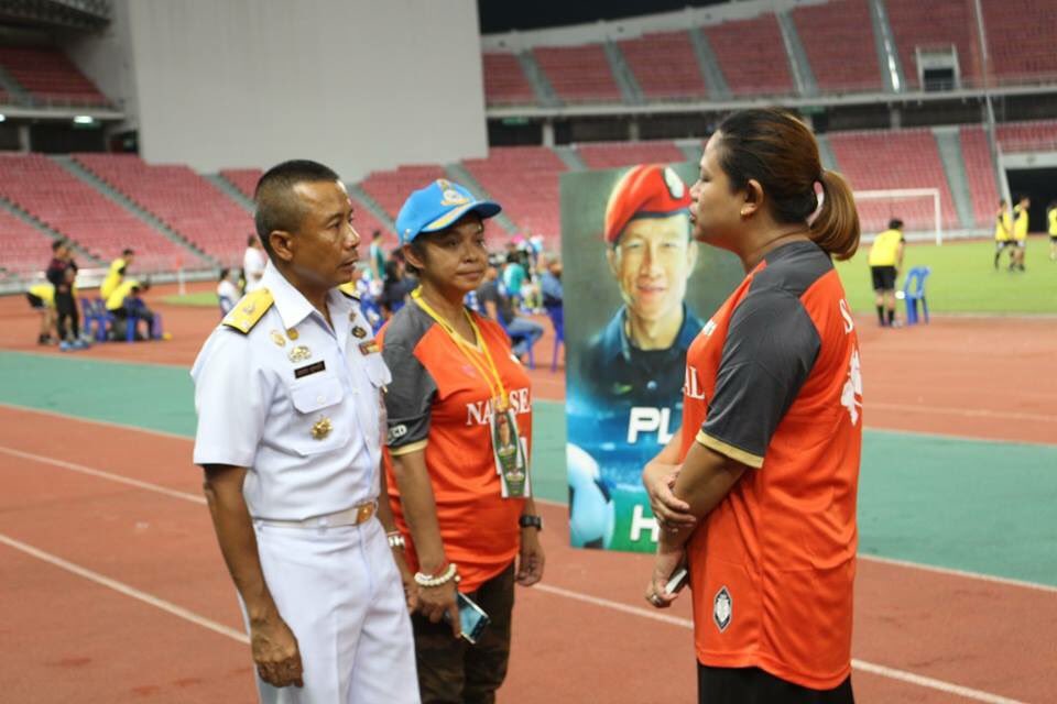 MallikaBoon's tweet image. คุณณัฐพล มหาสุข #สามีมัลลิกา #NattyMolly ประมูลแหวนคู่ซีลรุ่น25มามอบให้ภรรยาตน 555 #PlayForSam รายได้จากการประมูลสมทบมอบให้ #ครอบครัวจ่าแซม #ฟุตบอลการกุศลเพื่อจ่าแซม ....ในส่วนครอบครัวจ่านั้นทางสังคมไทยเราช่วยกันดูแล #ฮีโร่ของไทยไม่ต้องห่วงเราไม่ทิ้งกัน