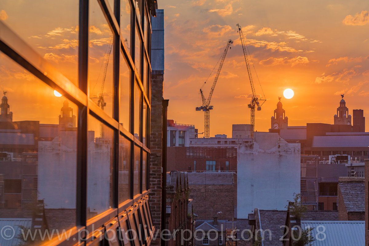 photolpool's tweet photo. What a stunning sunset in #Liverpool last night! @RoyalLiver1911 @TheGuideLpool @lensofliverpool @liverpoolweath @scousescene @scouseliving @LifeLiverpool @Beau_Liverpool @IndpndtLiv https://t.co/ZNSW8Icc0M
