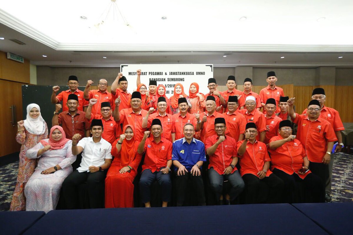 DS <a href="/HishammuddinH2O/">Hishammuddin Hussein 🇲🇾</a> bergambar kenangan bersama kepimpinan UMNO Bahagian Sembrong selepas Mesyuarat Bahagian tadi. Semua amat bersemangat, daya juang tinggi dan komited!