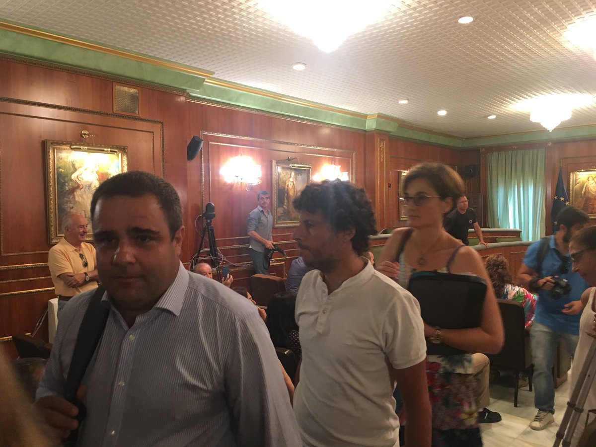 La oposición en bloque abandonamos el #PlenoMarbella ante la aprobación del punto que regala 170.000 metros del municipio favoreciendo intereses especulativos y urbanísticos de la alcaldesa y su familia en contra del interés general. #Marbella #SanPedroAlcántara #Lindes #PGOU