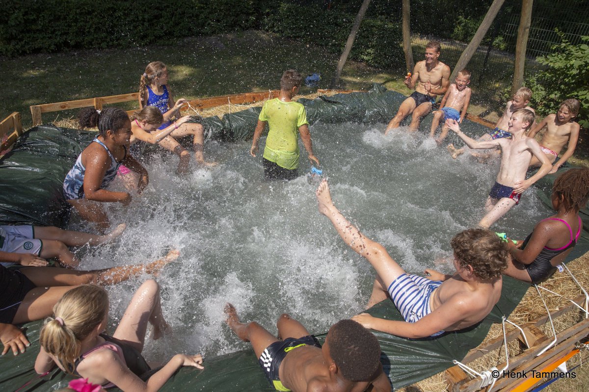De afgelopen dagen bouwden 60 kinderen in de zinderende hitte aan Huttendorp Selwerd, een initiatief van buurt- en speeltuinvereniging Selwerd. Bikkels! Tussendoor was er ook tijd voor waterpret.
