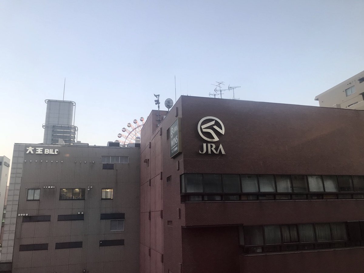 片岡k 今夜泊まるホテルにチェックイン 窓から見えた目の前の建物は ほう 明日は何かいいことありそうだ