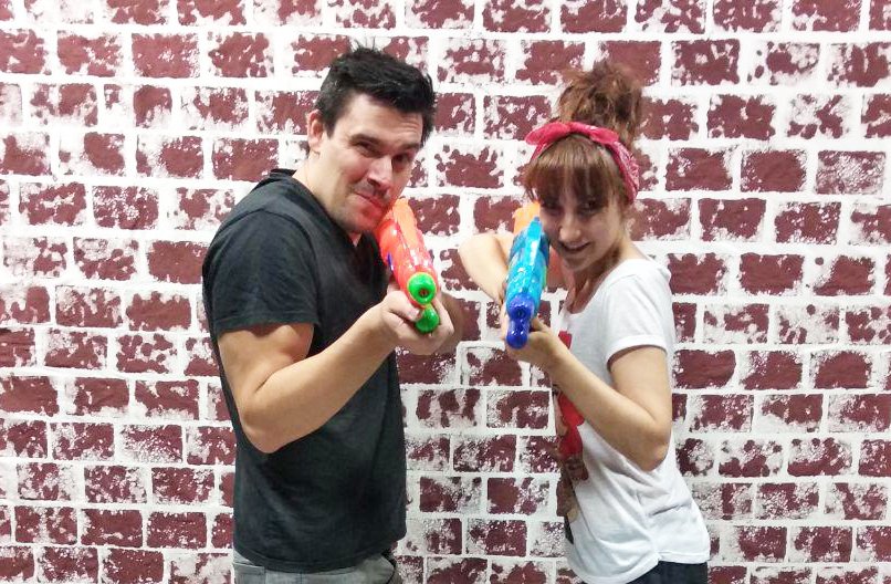 Calamburteatro's tweet photo. Se van de vacaciones @ireonoire y @MigAngMoreno ¡pero nos dejan bien aprovisionados de pistolas de agua para esta noche! #ImproSummer #FelizFinde
🎟️ https://t.co/UChfXcIqy4 https://t.co/YYqUoQoOPE