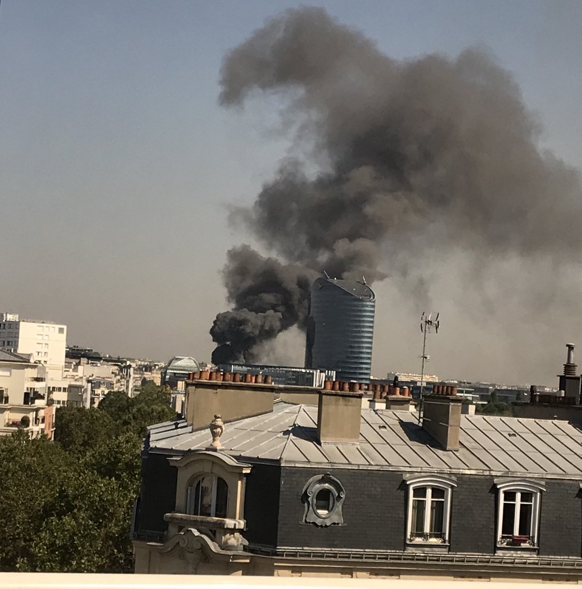 vmarques78's tweet photo. Paris en feu 😳
#FEU 
 #BFMTV https://t.co/HGODhPUUpk