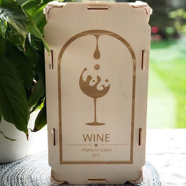 sinclabox's tweet photo. Nuestra caja de madera para 2 botellas de vino 🍇 ¡personalízala como más te guste! 🍷 #cajasmadera #woodenboxes #cajas #boxes #embalaje #packaging #wine #vino #vinoecologico #gourmet #premium #bodegas #vinoteca #singrapas #sinclavos #sinpegamento egamento https://t.co/qKNMQsyeUB
