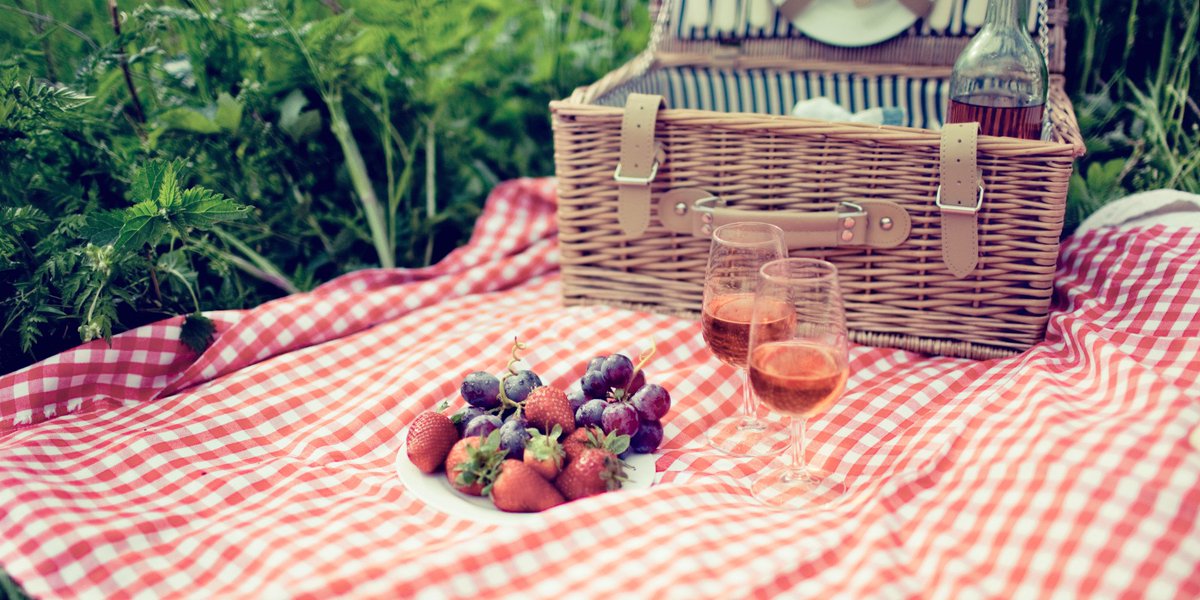 Th heatwave has hit! Get out of the house and eat outdoors - July is the month for all of us, as the whole of this month is National Picnic Month! #prosecco #strawberries #summerholidays