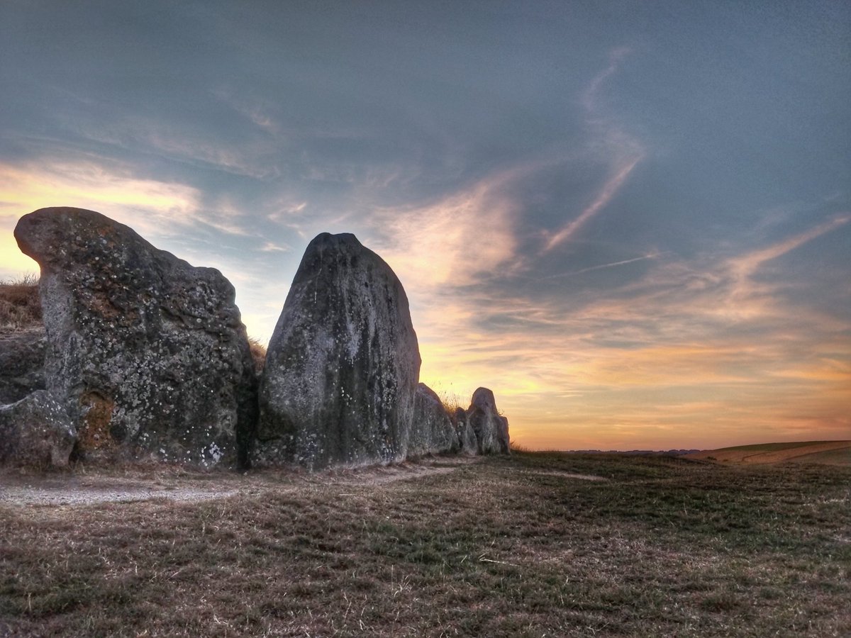 West Kennet Long Barrow during sunset, its amazing what's on #Swindon's doorstep, #Wiltshire really. Is a beautiful place (<a href="/VisitWiltshire/">VisitWiltshire</a>)