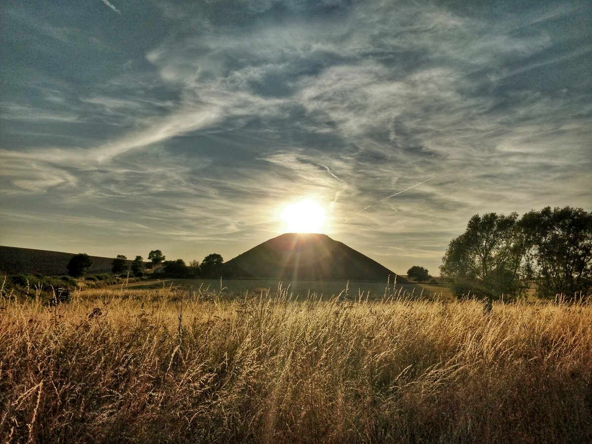 Silbury Hill at sunset.  (<a href="/VisitWiltshire/">VisitWiltshire</a> <a href="/EnglishHeritage/">English Heritage</a>) #Wiltshire