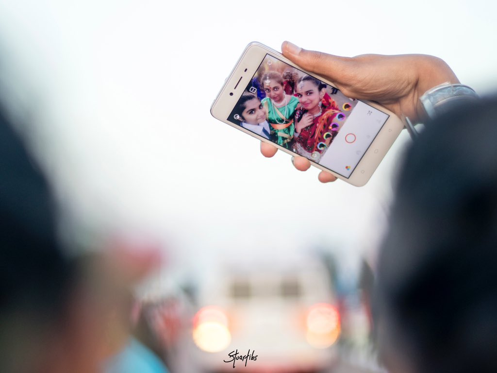 stuart_tibs's tweet photo. Ugandans of Indian descent await the arrival of the Indian Prime Minister @narendramodi at the Kololo Airstrip during his recent visit to Uganda. #ModiUg #photojournalism https://t.co/nsdgANeMxk