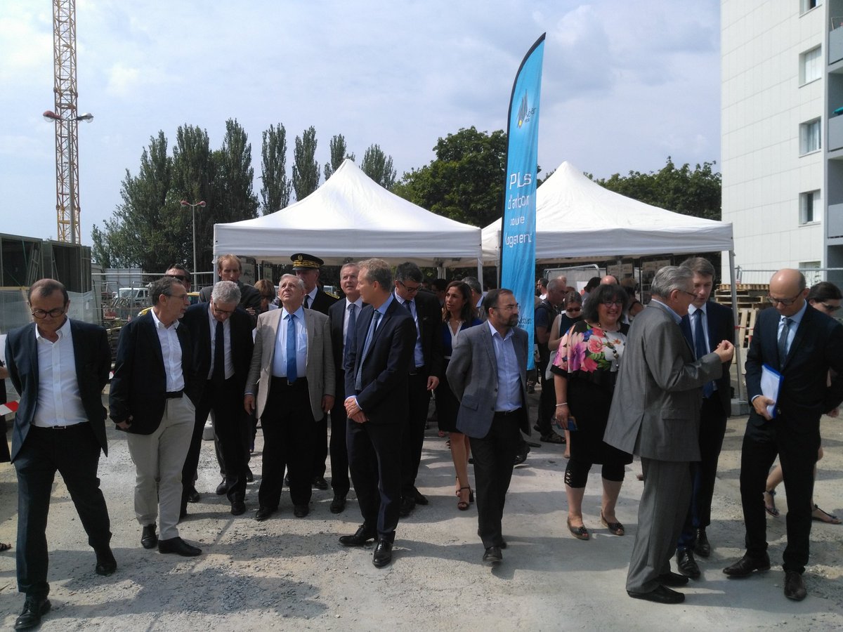 MeduaneHabitat's tweet photo. Visite du ministre @MezardJacques  sur le chantier #ANRU de Mortier @Laval_la_Ville travaux de surélévation #ANRU #hlm #rehabilitation #residentialisation #EUROPEPDL @Min_Territoires https://t.co/cMMtcP9CoM