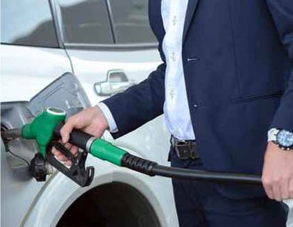 заправляет машину. машинное топливо. заправить бензином лексус. заправочный пистолет в баке. дизтопливо.