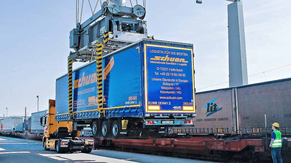 CombTransport's tweet photo. #Automotive #industry opens up for #intermodal #transport. Few truck drivers = more rail freight https://t.co/QZQlWUdNbr https://t.co/4SDiovvTBh